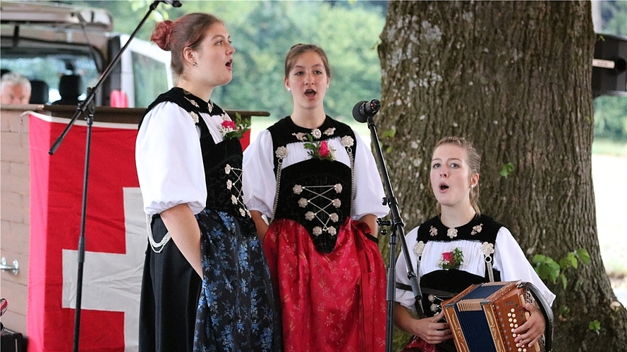Die drei Jodlerinnen «Geschwister Moser» sangen Lieder vom Paradies und davon, lieber arm und glücklich als reich und gestresst zu sein. <em>(Bilder Regula Zellweger)</em>