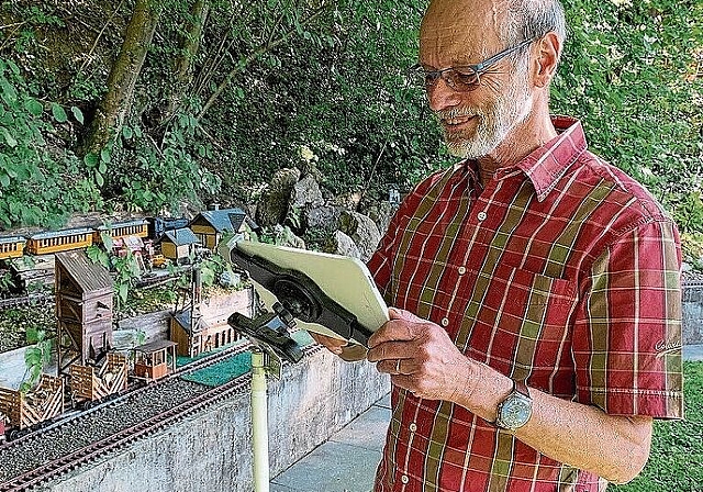 Per Computer steuert Markus Hintermann die Modellbahnen.