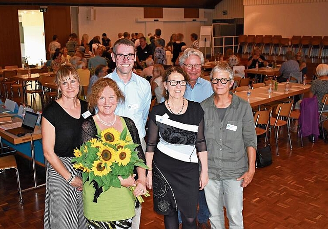 Der neu gewählte Vorstand mit der scheidenden Präsidentin. Von links: Esther Schaudt, Marianne Zimmerli Abrach, 
Urs Schneiter, Maja Mosimann, Beat Schärer und Barbara Steiner. Abwesend: Herbert Enzler. (Bild Marianne Voss)