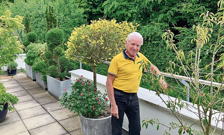 Heinz Maurer geniesst seine grosse Terrasse mit dem Blick ins Grüne. (Bild Marianne Voss)