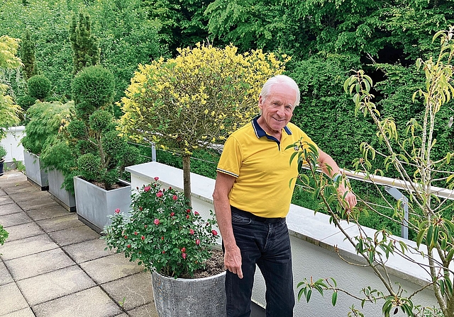 Heinz Maurer geniesst seine grosse Terrasse mit dem Blick ins Grüne. (Bild Marianne Voss)