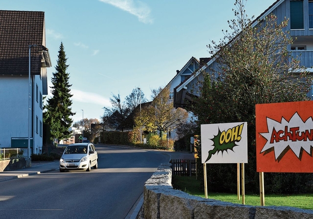 Die Nord-Erschliessung des Quartiers Weierächer-Grabmatten wird in die Ettenbergstrasse münden. Unklar ist, wo genau. Im Bild: Tafeln von IG-Mitgliedern, die gegen die Variante des Gemeinderats werben. (Bild Livia Häberling)