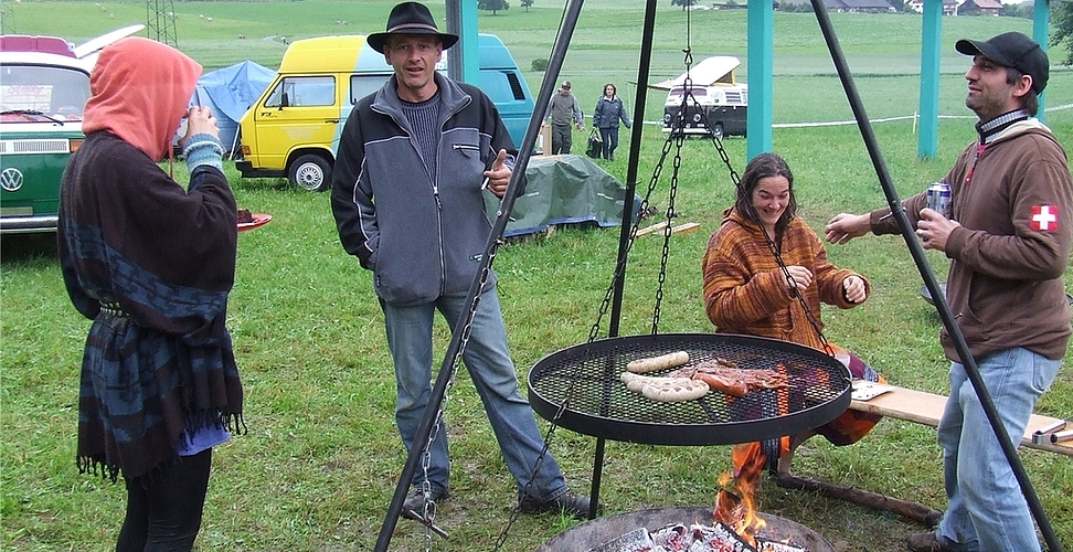 Maik Ohff (2.v.links) bringt die «Bulli»-Fangemeinde jeweils ins Säuliamt. (Bilder Thomas Stöckli)Hingucker: Ein Bus im Tiger-Look.Lifestyle: Blümchen, Bier und Surfbrett.Unterhaltungsprogramm: Cross-Golf in der Kiesgrube in Rickenbach, Ottenbach.