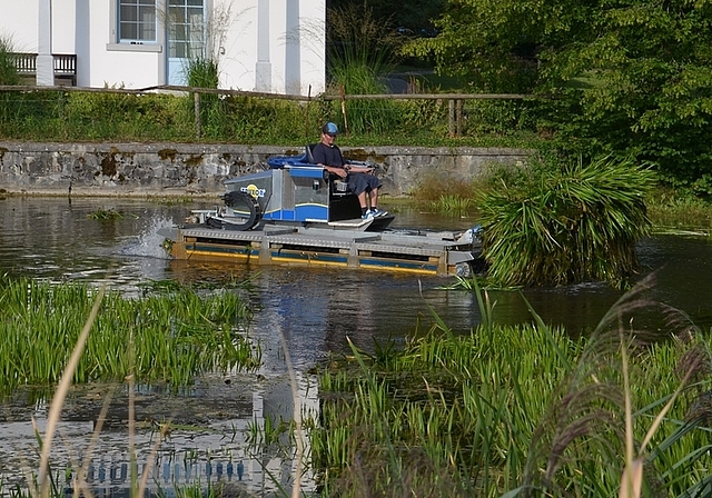 Das Seegras muss weichen, nun spiegelt sich das «Haus am See» wieder vollständig im Klosterweiher. <em>(Bild Thomas Stöckli)</em>