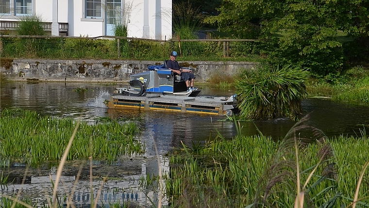 Das Seegras muss weichen, nun spiegelt sich das «Haus am See» wieder vollständig im Klosterweiher. <em>(Bild Thomas Stöckli)</em>