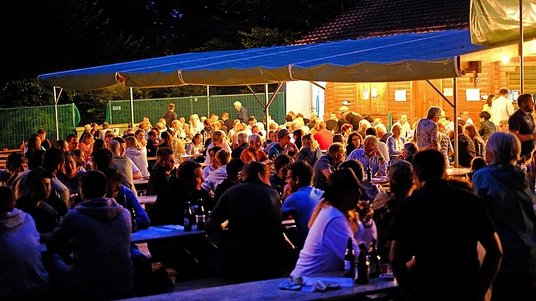 Friedliche Stimmung am Uerzliker Waldfest von letztem Samstag. <em>(Bild Martin Platter)</em>