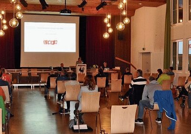 Ungewohntes Bild im Ottenbacher Gemeindesaal: Die Stimmberechtigten folgten den Geschäften mit der erforderlichen Distanz. (Bild Werner Schneiter)