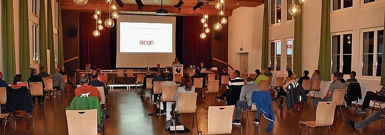 Ungewohntes Bild im Ottenbacher Gemeindesaal: Die Stimmberechtigten folgten den Geschäften mit der erforderlichen Distanz. (Bild Werner Schneiter)