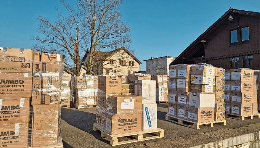 Zum Abtransport bereite Hilfsgüter am Bahnhof in Mettmenstetten. (Bilder zvg.)
