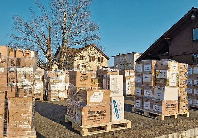 Zum Abtransport bereite Hilfsgüter am Bahnhof in Mettmenstetten. (Bilder zvg.)