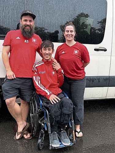 Erschöpft, aber glücklich nach der langen Rückfahrt - Andri Steiner, Khaleq Hassani und Ines Herzog. (Bild zvg)