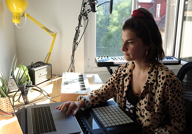 In ihrem Musikzimmer komponiert, singt und mischt Miriam Heinzer ihre Songs. (Bild Salomon Schneider)