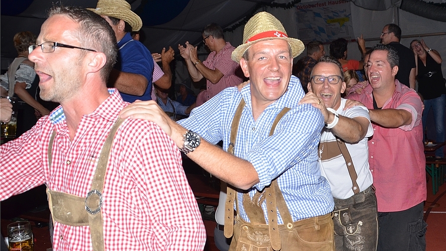 Polonaise durch Festzelt auf dem Sportplatz Jonentäli.
Polonaise durch Festzelt auf dem Sportplatz Jonentäli.