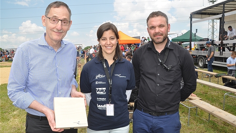OK-Präsident Mirco Kurt (rechts) und OK-Mitglied Karin Niederberger mit Regierungsrat Mario Fehr, der sich am Regionalturnfest in Obfelden sichtlich wohlfühlte.<em> (Bild Werner Schneiter)</em>