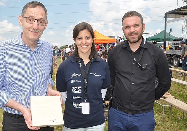 OK-Präsident Mirco Kurt (rechts) und OK-Mitglied Karin Niederberger mit Regierungsrat Mario Fehr, der sich am Regionalturnfest in Obfelden sichtlich wohlfühlte.<em> (Bild Werner Schneiter)</em>