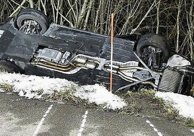 Der Unfallwagen überschlug sich in der abfallenden Böschung. (Bild Kapo ZH)