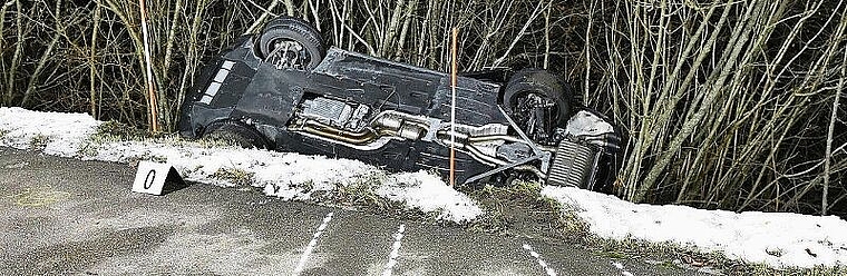 Der Unfallwagen überschlug sich in der abfallenden Böschung. (Bild Kapo ZH)