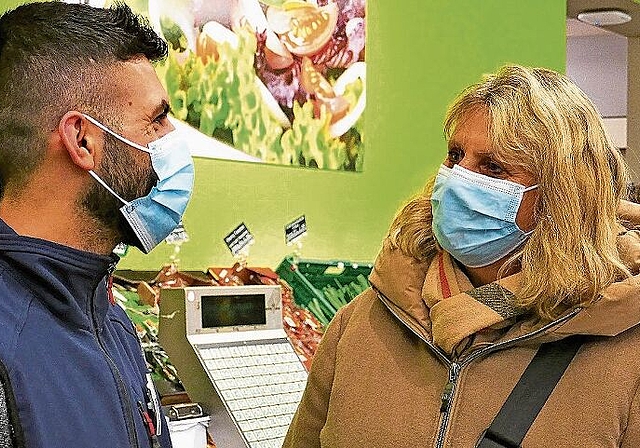 Simone Müller setzt auf eine familiäre, dienstleistungsorientierte Grundhaltung im Lärche-Märt – dies schätzt auch der Lernende Memat Jiro. (Bild Regula Zellweger)