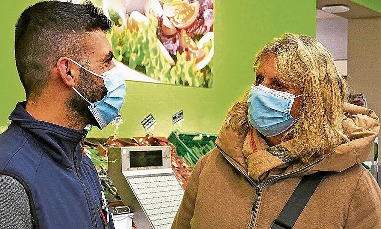 Simone Müller setzt auf eine familiäre, dienstleistungsorientierte Grundhaltung im Lärche-Märt – dies schätzt auch der Lernende Memat Jiro. (Bild Regula Zellweger)