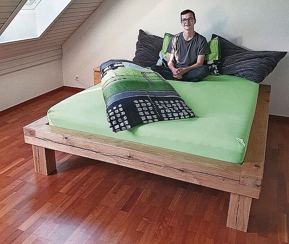 Schläft in seinem selbstgefertigten Eichenbett: Linus Trinkler. (Bild zvg.)
