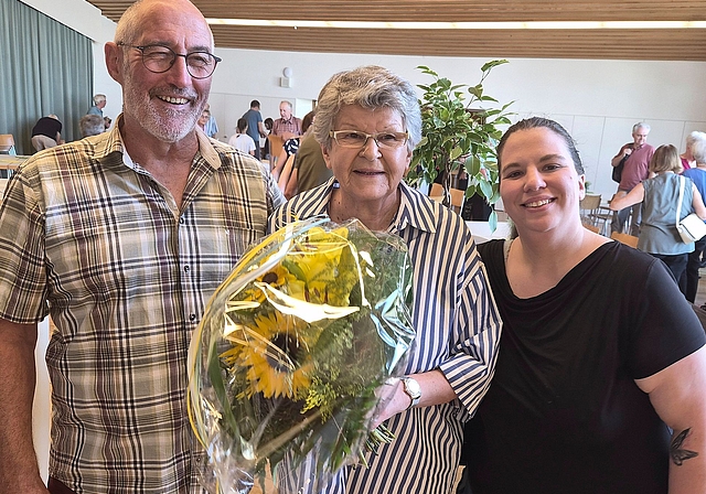 Blumen und andere Geschenke zum Abschied: Organistin und Chorleiterin Angela Bozzola, flankiert von Kirchenpflegepräsidentin Samantha Böhlen und Kirchenpfleger Hansjörg Schneebeli. (Bild Werner Schneiter)