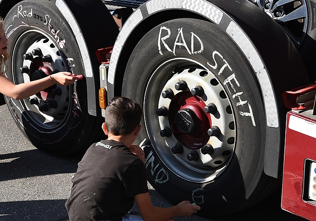 Auch die riesigen Räder des Galliker-Sattelschleppers erhalten das Logo von «Rad steht, Kind geht». (Bilder Andrea Bolliger)