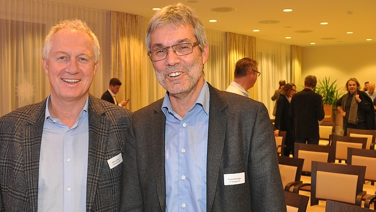 Dieter Greber, Präsident des Ämtler Arbeitgeberverbandes und CEO der Leuthard AG (links), mit Referent Roland Brüniger an der November-Veranstaltung im Senevita Obstgarten in Affoltern. (Bild Werner Schneiter)