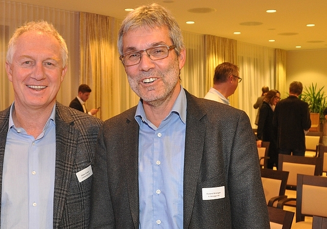 Dieter Greber, Präsident des Ämtler Arbeitgeberverbandes und CEO der Leuthard AG (links), mit Referent Roland Brüniger an der November-Veranstaltung im Senevita Obstgarten in Affoltern. (Bild Werner Schneiter)