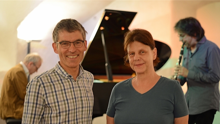 «LaMarotte»- Präsident Daniel Breuss und Geschäftsführerin Isabelle Schaetti vor den Musikern Adrian Frey und Marco Santilli. <em>(Bild Bernhard Schneider)</em>