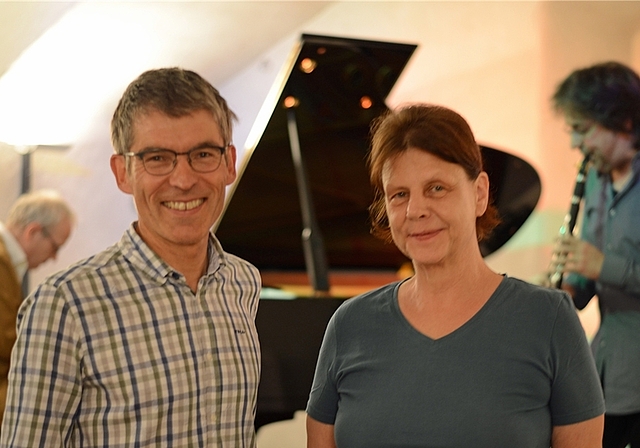 «LaMarotte»- Präsident Daniel Breuss und Geschäftsführerin Isabelle Schaetti vor den Musikern Adrian Frey und Marco Santilli. <em>(Bild Bernhard Schneider)</em>