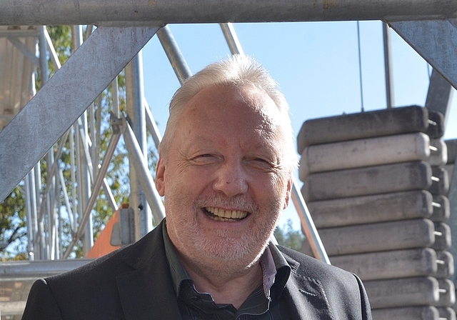 Er ist ruhelos und fühlt sich wohl beim Bau von Neuem: Der künftige Pfarrer Ansgar Gmür. <em>(Bild Martin Mullis)</em>