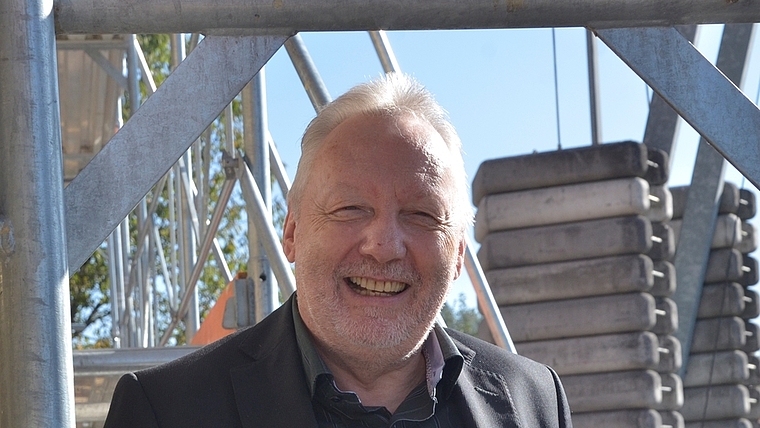 Er ist ruhelos und fühlt sich wohl beim Bau von Neuem: Der künftige Pfarrer Ansgar Gmür. <em>(Bild Martin Mullis)</em>