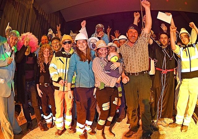 Die strahlenden Sieger der Wagenprämierung: Die Wagenbaugruppe Leemättler aus Kappel hat mit dem Sujet der geplanten Klostermauern gewonnen. <em>(Bilder Martin Platter / Thomas Stöckli)</em>