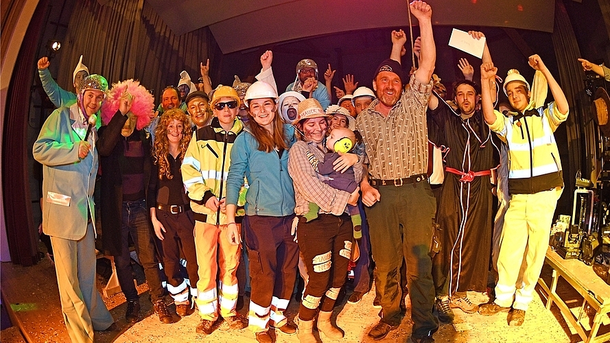 Die strahlenden Sieger der Wagenprämierung: Die Wagenbaugruppe Leemättler aus Kappel hat mit dem Sujet der geplanten Klostermauern gewonnen. <em>(Bilder Martin Platter / Thomas Stöckli)</em> Die strahlenden Sieger der Wagenprämierung: Die Wagenbaugruppe Leemättler aus Kappel hat mit dem Sujet der geplanten Klostermauern gewonnen. <em>(Bilder Martin Platter / Thomas Stöckli)</em>