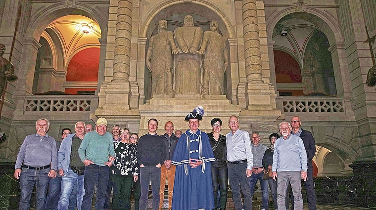 Die Gesellen des Hausemer Gesellschaftsguts mit ihrem Säckelmeister René Baumann in blauer Robe und Ständerat Peter Hegglin, 5. von rechts. (Bild Martin Platter)