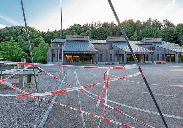 Aufgrund der positiven Rahmenbedingungen können die geplanten Schulneubauten, die Mehrzweckhalle und der Generationenplatz laut Gemeinderat ohne Steuererhöhung realisiert werden: Profilstangen zwischen Schulhaus Pünten und Werkhof in Stallikon. (B