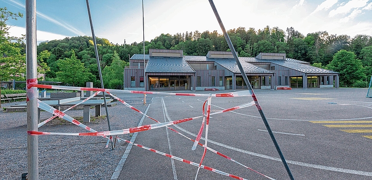 Aufgrund der positiven Rahmenbedingungen können die geplanten Schulneubauten, die Mehrzweckhalle und der Generationenplatz laut Gemeinderat ohne Steuererhöhung realisiert werden: Profilstangen zwischen Schulhaus Pünten und Werkhof in Stallikon. (B