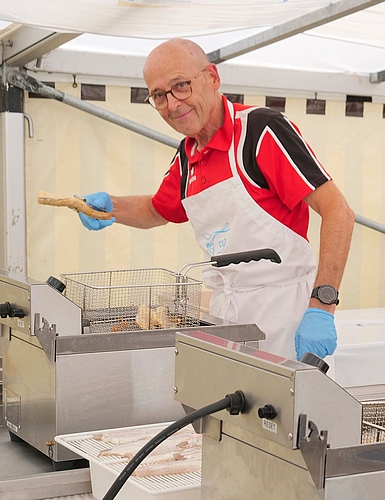 Der Männerturnverein MTV Ottenbach sorgte für die Fisch-Knusperli.