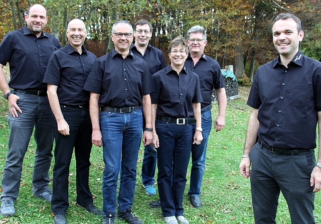 Im Wolserholz, Obfelden, entsteht ein Turnfest für rund 4000 Turnerinnen und Turner. Im Bild OK-Präsident Mirco Kurt (rechts) mit dem Kern-OK. (Bild zvg.)
