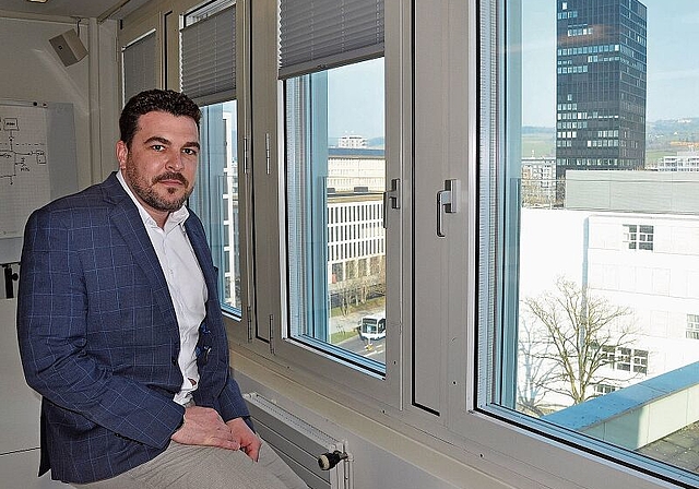 Es braucht sowohl Rohstoffe als auch genügend Deponieraum: Der Zuger Baudirektor Florian Weber hofft auf ein neues Kiesabbaugebiet an der Knonauer und Maschwander Grenze. (Bild Werner Schneiter)