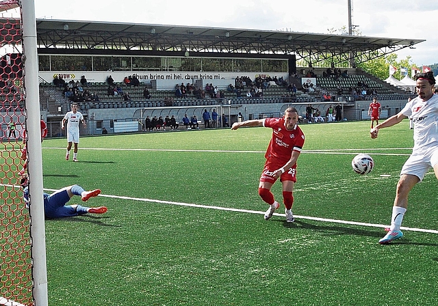 Im imposanten Badener Stadion Esp erzielt Veljko Vukasinovic WBs 1:1-Ausgleich. (Bild Kaspar Köchli)