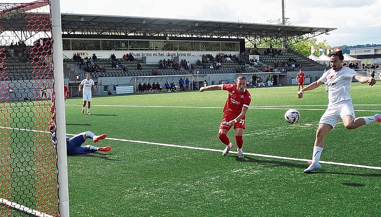Im imposanten Badener Stadion Esp erzielt Veljko Vukasinovic WBs 1:1-Ausgleich. (Bild Kaspar Köchli)