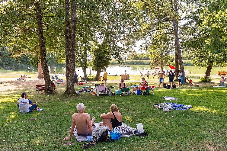 Badegäste bei Hedinger Weiher: Mit den lang anhaltenden Hitzewellen stiegen auch die Besucher-zahlen auf neue Rekordwerte. Der ganz grosse Ansturm scheint aber momentan vorbei zu sein: Manche haben genug vom Baden und bleiben lieber zu Hause – sof Badegäste bei Hedinger Weiher: Mit den lang anhaltenden Hitzewellen stiegen auch die Besucher-zahlen auf neue Rekordwerte. Der ganz grosse Ansturm scheint aber momentan vorbei zu sein: Manche haben genug vom Baden und bleiben lieber zu Hause – sofern es dort kühler ist als draussen.