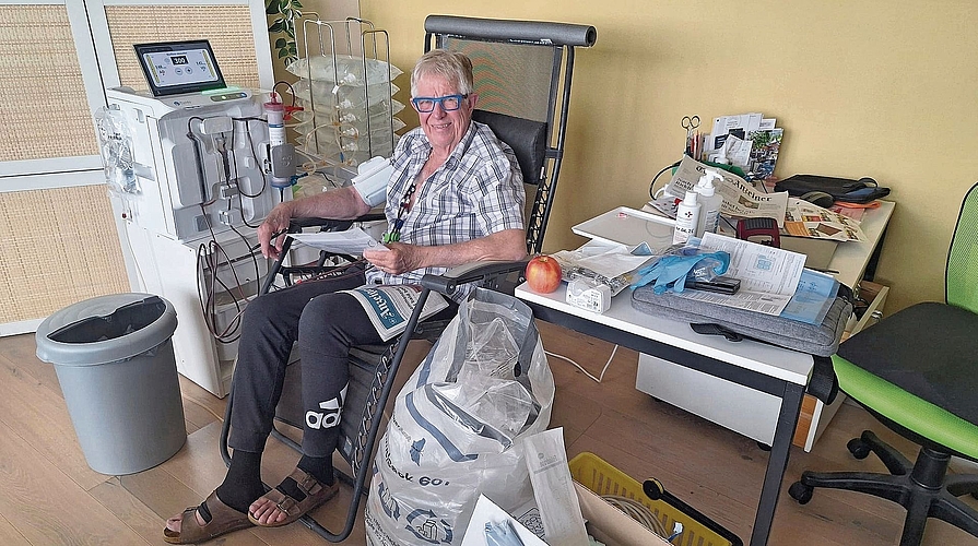Thomas Hunziker während der Heimdialyse – mit einer guten Lektüre auf den Knien. (Bilder Sandra Isabél Claus) Thomas Hunziker während der Heimdialyse – mit einer guten Lektüre auf den Knien. (Bilder Sandra Isabél Claus)