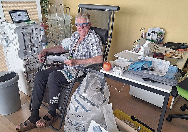 Thomas Hunziker während der Heimdialyse – mit einer guten Lektüre auf den Knien. (Bilder Sandra Isabél Claus)