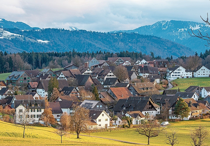 Unter kantonalem Ortsbildschutz – und wenn es nach der neuen Bau- und Zonenordnung geht, weit weg von möglichen industriellen Windenergieanlagen: der Kappeler Dorfteil Uerzlikon. (Bild Daniel Vaia)