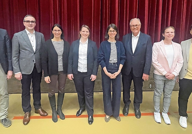 Die acht zur Auswahl stehenden Kandidierenden für den Gemeinderat Hedingen. (Bild Sandra Isabél Claus)