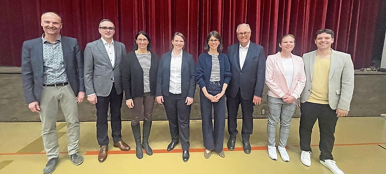 Die acht zur Auswahl stehenden Kandidierenden für den Gemeinderat Hedingen. (Bild Sandra Isabél Claus)