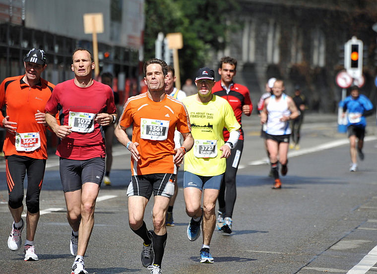 Der Hedinger Daniel Tobler (Startnummer 3723 im gelben Shirt) nimmt den letzten der 42 Kilometer in einer Vierergruppe in Angriff. (Bild Bernhard Schneider)