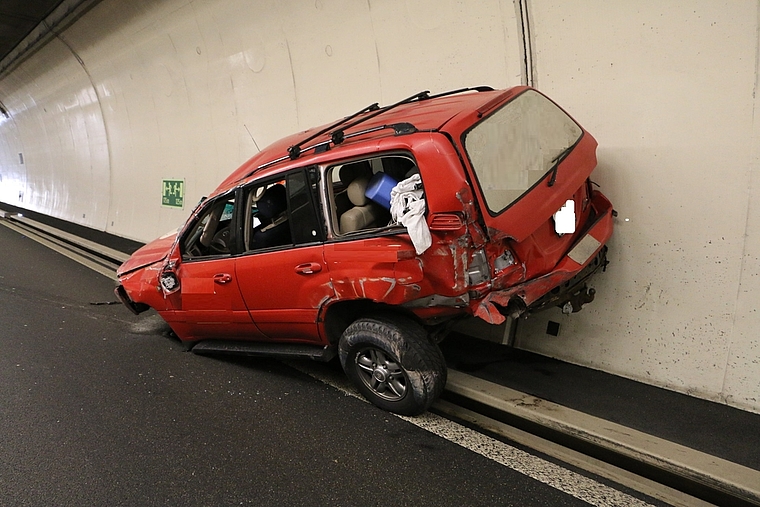 Das demolierte Unfallauto. (Bild Kapo Zürich)